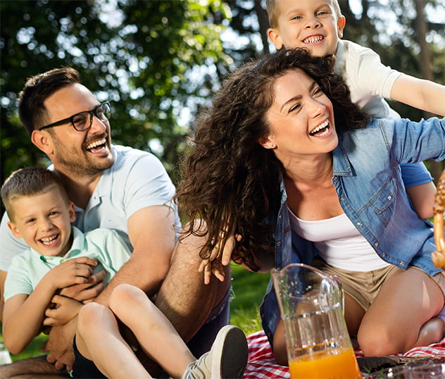 Familie beim Picknick sinnbildlich für Insektensaison-Parapic